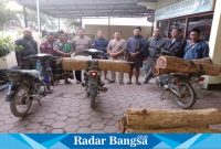 Adi Mulyono Asper KBKPH Prajekan bersama Rinduwanto Kepala Resort Pemangkuan Hutan (KRPH) Kladi