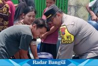 Petugas Polsek Modo saat memberikan bantuan air bersih di Dusun Bajul Desa Kedunglerep Kecamatan Modo, Jumat (29/9)