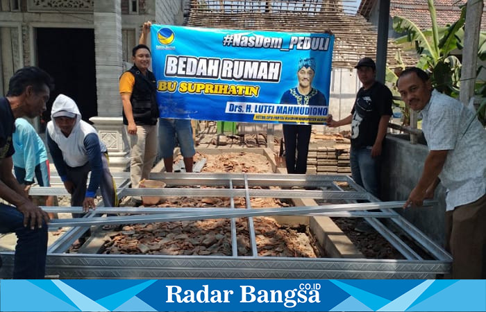 Drs. H. Lutfi Mahmudiono bersama Partai NasDem saat melakukan baksos pembangunan rumah Suprihatin (foto: Hikam)