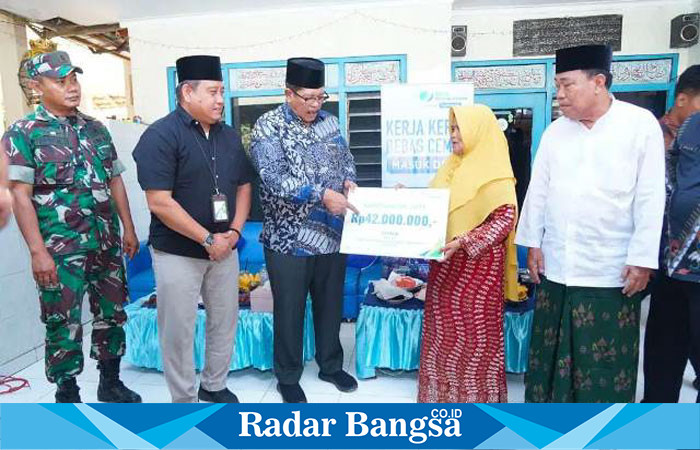 Plt.Bupati Bangkalan,Drs.Mohni,MMMemberikan jaminan Kematian secara simbolis