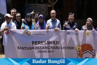 Photo bersama dalam acara kunjungan kerja Eddy Suparno dari Komisi VII Dewan Perwakilan Rakyat (DPR) Republik Indonesia (RI) di dampingi pemerintah melalui Kementerian Energi dan Sumber Daya Mineral (ESDM) sekaligus meresmikan Program Bantuan Pasang Baru Listrik (BPBL) sebanyak 5.592 rumah tangga di kabupaten Cianjur, provinsi Jawa Barat. (Dok photo (RadarBangsa.co.id/AE Nasution)