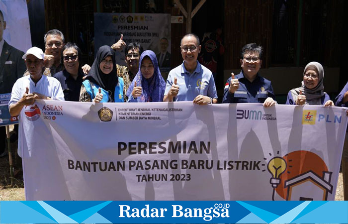 Photo bersama dalam acara kunjungan kerja Eddy Suparno dari Komisi VII Dewan Perwakilan Rakyat (DPR) Republik Indonesia (RI) di dampingi pemerintah melalui Kementerian Energi dan Sumber Daya Mineral (ESDM) sekaligus meresmikan Program Bantuan Pasang Baru Listrik (BPBL) sebanyak 5.592 rumah tangga di kabupaten Cianjur, provinsi Jawa Barat. (Dok photo (RadarBangsa.co.id/AE Nasution)