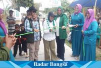 Neng Eem Marhamah Zulfa Hiz dari komisi V DPR RI di dampingi caleg kabupaten Cianjur dari PKB dapil 6 nomor 5 Ersi Rismawati. S. Pd, serta perempuan bangsa kecamatan Cidaun sedang menggunting pita sebagai pertanda resminya pemakaian jalan baru dari anggaran program PISEW provinsi Jawa Barat Tahun Anggaran 2023. (Dok photo RadarBangsa.co.id/AE Nasution)