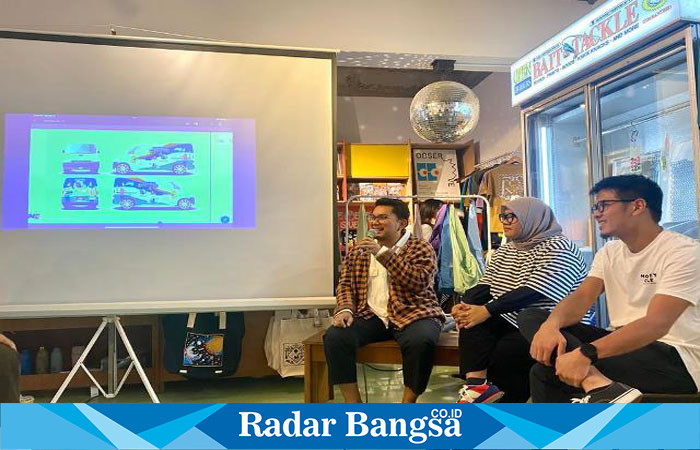 urnia Nugraha (Media Communication Dept. Head JNE) menjelaskan implementasi ilustrasi Tab Space di berbagai tools promo JNE dalam Talkshow “Talk : What is Tab”.