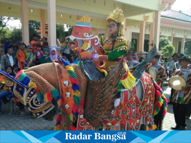 Penampilan Kesenian jaran jenggo yang berasal dari Kecamatan Solokuro  (Dok foto Kmf for RadarBangsa.co.id)