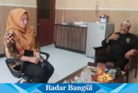 Pegawai Kecamatan Sukodadi (staf pelayanan) Dilla, saat beri keterangan di kantor kecamatan (Dok foto IST)