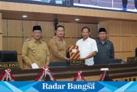 Sidang paripurna DPRD Kabupaten Lamongan dengan agenda sidang Pandangan Umum (PU) Fraksi atas Raperda Usulan Pemerintah Daerah dan Pendapat Bupati atas Raperda Inisiatif DPRD Tahap I tahun 2023, Senin (11/9) di Ruang Rapat Paripurna DPRD Lamongan.