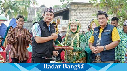 Bupati Lamongan Yuhronur Efendi, saat membuka dan turut serta mengikuti Festival Keleman 2 di Perkemahan Bumi Moronyamplung, Sabtu (16/9/2023), (Dok foto Istimewa)