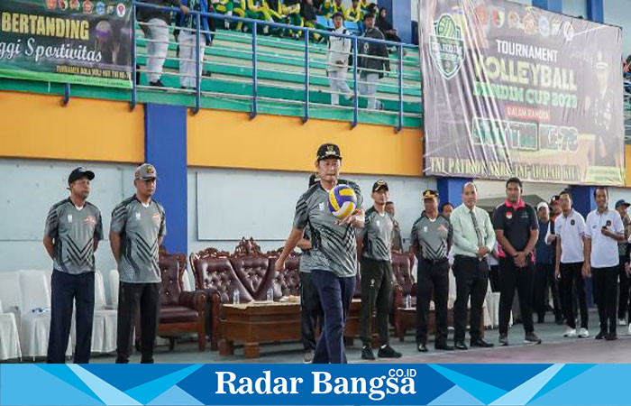 Bupati Lamongan Yuhronur Efendi saat membuka turnamen voli Dandim cup 2023 pagi ini.