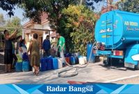 Ababil Group dan Pejuang Sholawat saat dropping air bersih di Desa Kedungbembem Kecamatan Mantup, Kamis (21/9).
