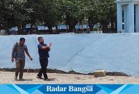 Terlihat petugas tim ahli konstruksi saat mengukur luas gedung RPHU Lamongan. (IST)