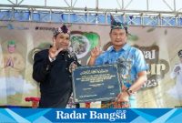 Bupati Lamongan resmikan Desa Padenganploso menjadi sentra kuliner tahu campur atau bumi tahu campur, Senin (4/9) di Lapangan Desa Padenganploso Kecamatan Pucuk.