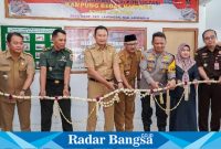 Pak Yes dan Kepala Polres Lamongan Yakhob Silvana saat meresmikan  kampung bebas narkoba 