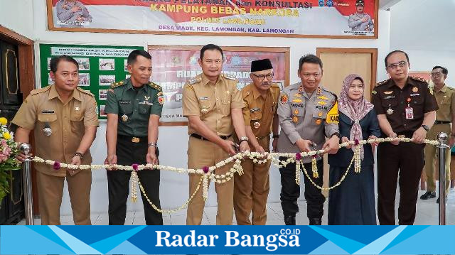 Pak Yes dan Kepala Polres Lamongan Yakhob Silvana saat meresmikan  kampung bebas narkoba 