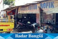  Bengkel Motor Rofik, yang dipadati Sepeda motor para pelanggannya, Sabtu (2/9/2023). (Dok Riyaman/Radarbangsa.co.id).