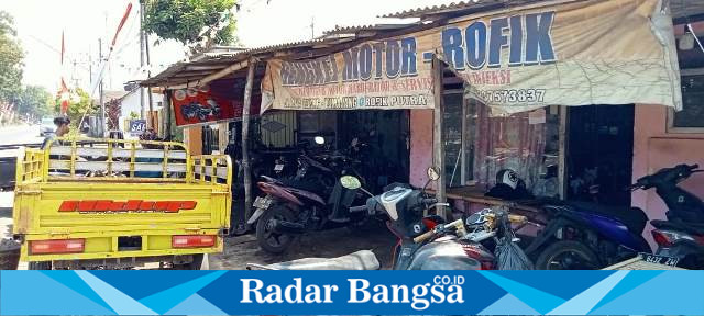  Bengkel Motor Rofik, yang dipadati Sepeda motor para pelanggannya, Sabtu (2/9/2023). (Dok Riyaman/Radarbangsa.co.id).