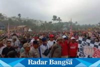 Satpol PP Lumajang menggelar 'Jalan Santai Gempur Rokok Ilegal', bertempat di Lapangan Randuagung, Jum'at (8/9) lalu. (Dok Satpol PP Lmj, for Riyaman).