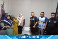 Ketua DPC SBMI Lumajang, Madiono, sebelah kiri ketika di rumah duka almarhum Heru Setiawan. (Dok DPC SBMI, for Riyaman)