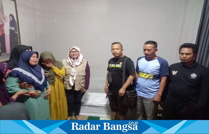 Ketua DPC SBMI Lumajang, Madiono, sebelah kiri ketika di rumah duka almarhum Heru Setiawan. (Dok DPC SBMI, for Riyaman)