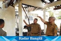 Bupati Lampung Selatan Nanang Ermanto saat mengunjungi Rumah Camat Penengahan yang mengalami  Kebakaran, (dok.Irul/Radar Bangsa)