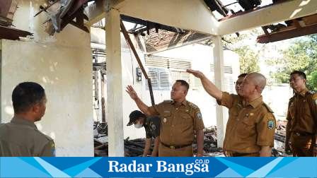 Bupati Lampung Selatan Nanang Ermanto saat mengunjungi Rumah Camat Penengahan yang mengalami  Kebakaran, (dok.Irul/Radar Bangsa)