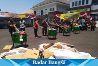 Gus bupati dan Gus Roy kajari Sidoarjo Musnahkan BB ,Selasa (26/9) Di Kejaksaan Sidoarjo (Foto : Rino Tutuko)