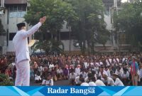 Tretikal perobekan bendera di jalan tunjungan,Minggu (17/9) Di Surabaya (Foto: Radarbangsa)