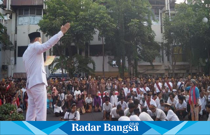 Tretikal perobekan bendera di jalan tunjungan,Minggu (17/9) Di Surabaya (Foto: Radarbangsa)