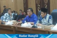 H Kayan menghadiri Hearing PT Berno dengan warga tebel ,Rabu (20/9) Di Gedung Dewan (Foto : Radarbangsa)