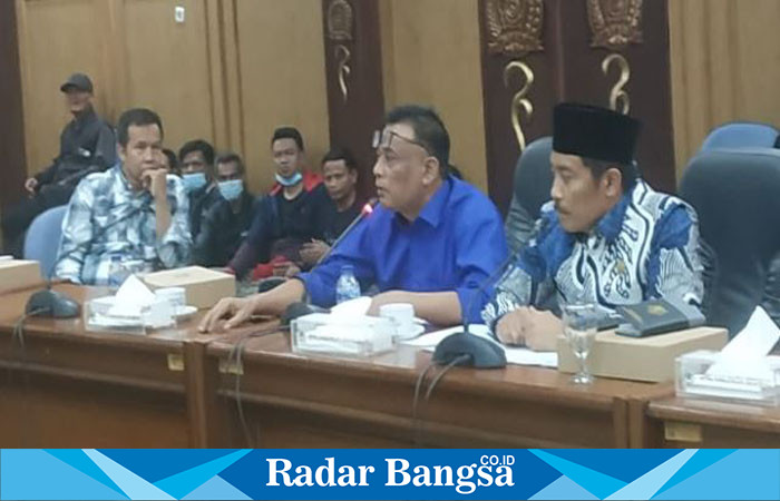 H Kayan menghadiri Hearing PT Berno dengan warga tebel ,Rabu (20/9) Di Gedung Dewan (Foto : Radarbangsa)