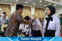 Bupati ucapkan selamat pada para mahasiswa ,Rabu (6/9) di Unisida (Foto: Radarbangsa)