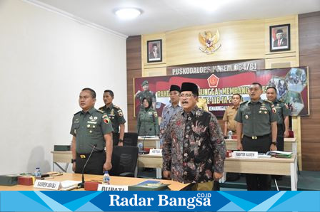 Kepala staf korem 084/bhaskara jaya mengikuti rapat virtual ,Selasa (12/9) di Korem (Foto: Radarbangsa)