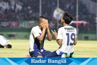 Pemain sepakbola putra merayakan kemenangan kedepan masuk final ,Rabu (13/9) Di Sidoarjo (Foto: Radarbangsa )