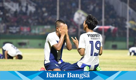 Pemain sepakbola putra merayakan kemenangan kedepan masuk final ,Rabu (13/9) Di Sidoarjo (Foto: Radarbangsa )