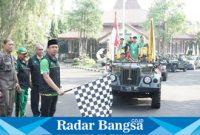 Bupati kirap pemenang sepak bola putra, Sabtu (16/9) di pendopo (Foto: Radarbangsa)