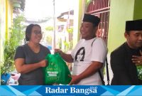 Salah seorang ibu di wilayah Tambaksari tak kuasa menahan rasa senang dan haru sewaktu mendapat bantuan paket sembako dari tim NBI (Foto : Dok NBI)