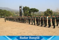 Danyonif Raider 514/SY Letkol Inf Rinto Wijaya, S.A.P., M.I.Pol., M.Han. Saat memimpin acara laporan Korps kenaikan pangkat Bintara dan Tamtama periode 1 Oktober 2023 di Lapangan Endriartono Sutarto. (2/10/2023)