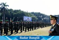 Dandim 0822 Bondowoso Letkol Arm Suhendra Chipta, M.Tr.Hanla., pimpin Upacara Peringatan Hari Ulang Tahun (HUT) TNI Ke-78 yang berlangsung di Alun-alun RBA Kironggo Bondowoso, Kamis (05/10/23).