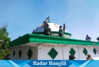 peringatan HUT TNI Ke-78 Tahun 2023, Serka Sayuti dan Babinsa Posramil 0822/06 Jambesari melaksanakan kegiatan karya bakti pemasangan Mahkota Kubah Masjid Nurul IsIam