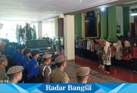 PJ Bupati Bondowoso melalui Plh Sekda Hairiyah Yulianti melepas pemberangkatan Kirab Pataka Jer Basuki Mawa Beya