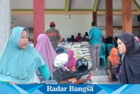 Terlihat warga saat antri pengambilan bansos beras (Dok Foto Ist)