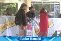 Demo di gedung dewan tuntut program kurma di hentikan,Selasa (10/10) di gedung dewan (Foto : Radarbangsa)