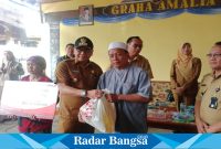 Bupati Bondowoso Bambang Soekwanto, tinjau dan berikan bantuan kepada korban terdampak bencana angin puting beliung