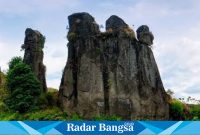 Wisata alam Taman Batu Solor memiliki pemandangan berupa batuan-batuan besar yang nampak tersusun berjajar menjadi daya tarik utama di sini.