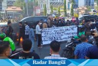 Ratusan Aliansi saat unras di depan Kantor DPRD Kota Makkasar (Dok foto Zikria/RadarBangsa.co.id)