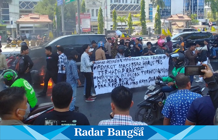 Ratusan Aliansi saat unras di depan Kantor DPRD Kota Makkasar (Dok foto Zikria/RadarBangsa.co.id)