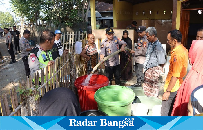 Warga saat mengantri bantuan air bersih (Dok foto Ist)