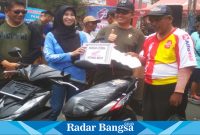 Foto: Plh Sekda Hairiyah Yulianti Bersama Dandim 0822 Bondowoso menyerahkan Hadiah Satu buah Sepeda Motor  Beat