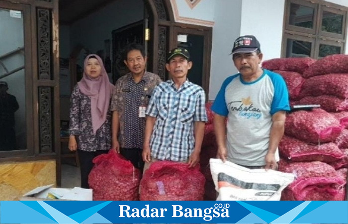 Saat Kelompok Tani menerima bantuan bawang merah. (Dok Kominfo Lmj, for Riyaman)