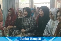  Hj Mimik Idayana dan para jamaah pengajian ,Senin (23/10) Di Masjid Al Yakin Sidoarjo .(Foto : Radarbangsa)